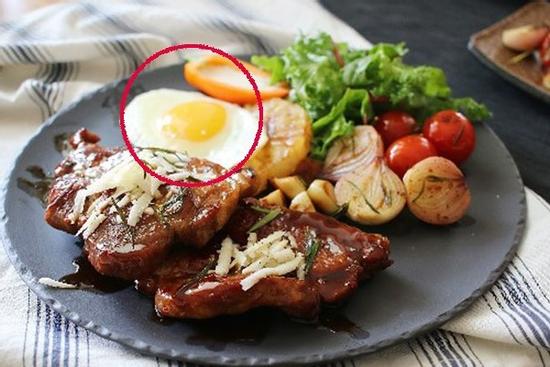 Vì sao ăn bít tết lại có trứng ốp tái bên cạnh, nhiều người bất ngờ khi biết sự thật