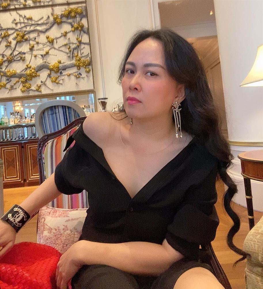 Phượng Chanel như đang hồi xuân với loạt trang phục phô trương da thịt-2