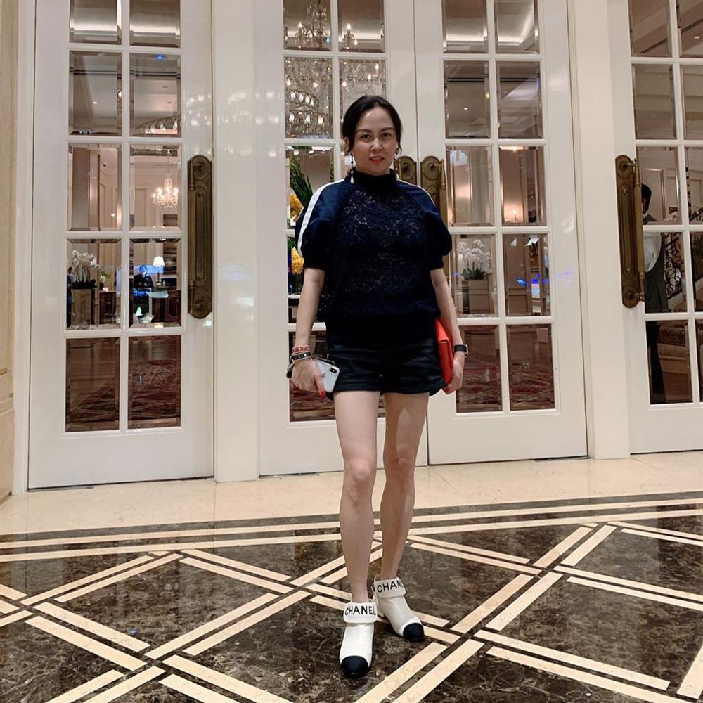 Phượng Chanel như đang hồi xuân với loạt trang phục phô trương da thịt-5