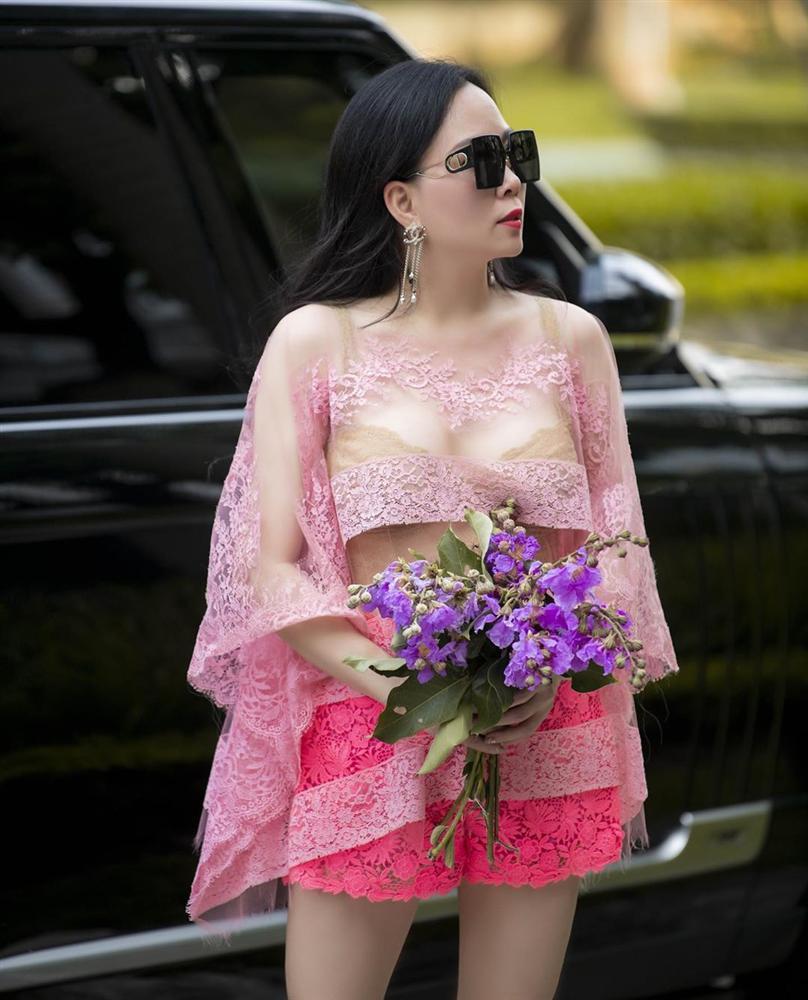 Vừa tuyên bố phụ nữ có thể ăn mặc lố lăng, Phượng Chanel diện áo voan xuyên thấu lộ nội y ra đường-2