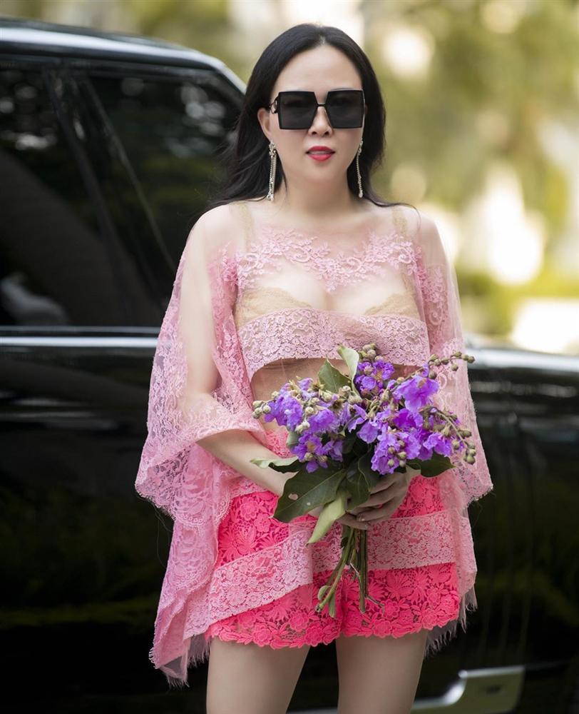 Vừa tuyên bố phụ nữ có thể ăn mặc lố lăng, Phượng Chanel diện áo voan xuyên thấu lộ nội y ra đường-7