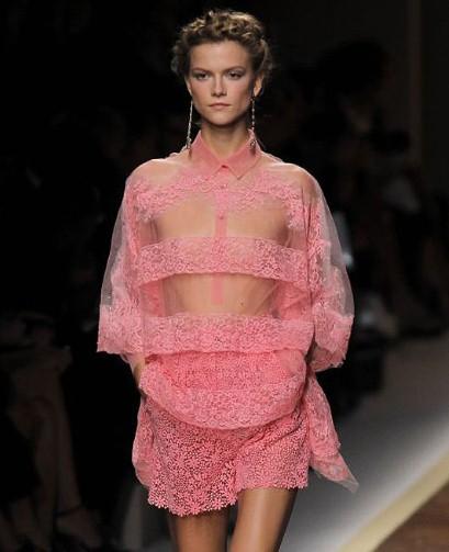 Vừa tuyên bố phụ nữ có thể ăn mặc lố lăng, Phượng Chanel diện áo voan xuyên thấu lộ nội y ra đường-4