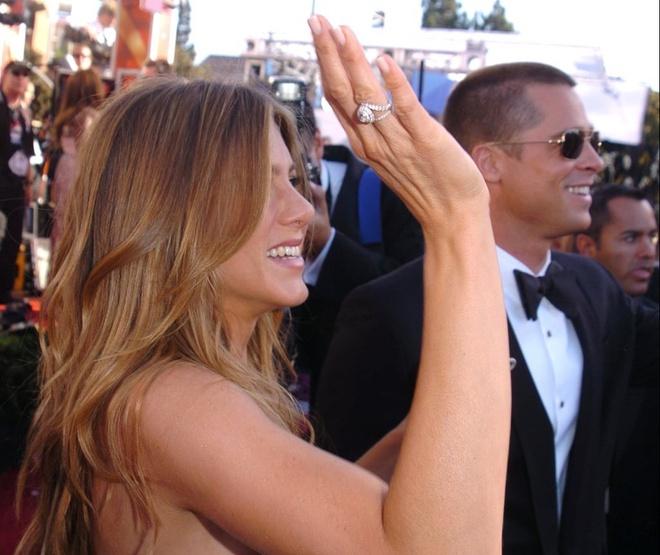 Jennifer Aniston vẫn đeo nhẫn đính hôn của Brad Pitt-2