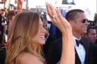 Jennifer Aniston vẫn đeo nhẫn đính hôn của Brad Pitt