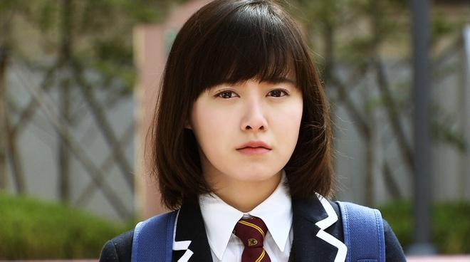 Goo Hye Sun: Bước ra từ bộ phim Boys Over Flowers (Vườn sao băng) gây bão màn ảnh nhỏ năm 2009, tên tuổi nữ diễn viên gắn liền với biệt danh “nàng Cỏ”. Vai diễn cô nàng nhà nghèo Geum Jan Di cá tính, có tình yêu ngọt ngào, trắc trở với thiếu gia nhà tài phiệt Gu Jun Pyo (Lee Min Ho) ở tác phẩm trên giúp Goo Hye Sun trở thành thần tượng của giới trẻ châu Á. Song, đây cũng là vai diễn ấn tượng duy nhất trong suốt hơn 10 năm sự nghiệp của cô.