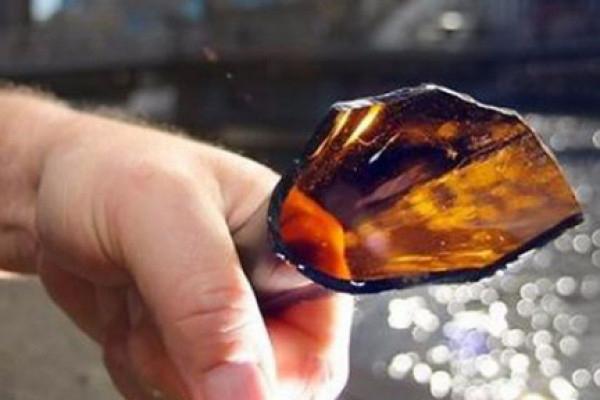 Không chịu bắt tay trong lúc nhậu, nam thanh niên bị đâm vỏ chai bia vào mặt-1