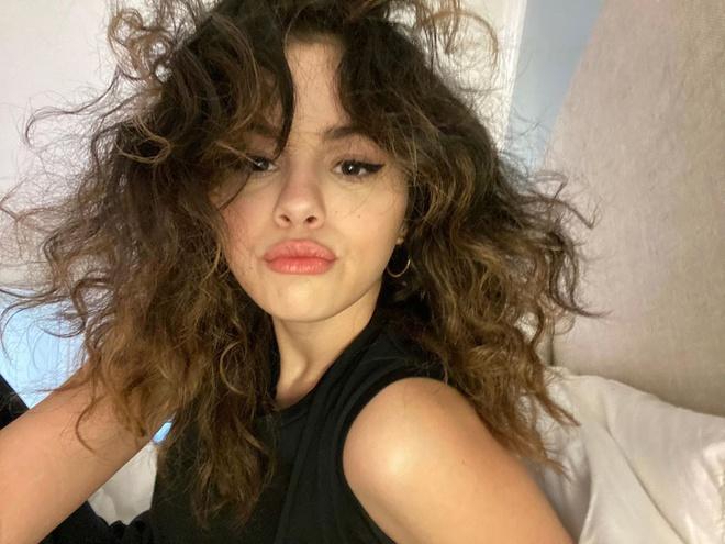 Selena Gomez vẫn được khen xinh dù đăng ảnh tóc rối bù-2