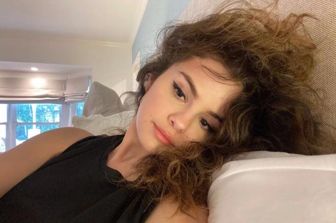 Selena Gomez vẫn được khen xinh dù đăng ảnh tóc rối bù-3