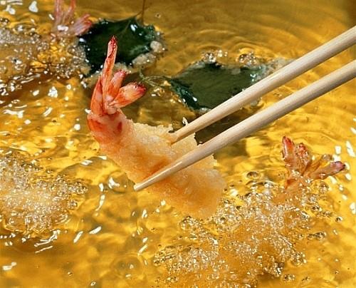 Ngoài ra, khi bị hôi nách, bạn nên hạn chế ăn những thực phẩm nhiều dầu mỡ. Ảnh: kinhtechungkhoan.