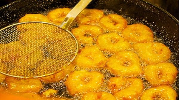 Các đồ ăn rán, chiên xào cũng là một trong những nguyên nhân khiến tuyến mồ hôi của bạn hoạt động mạnh và tiết ra những mùi mồ hôi khó chịu. Ảnh: hanoitv.