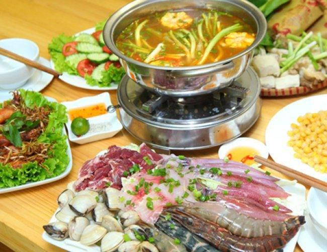 Các thực phẩm giàu đạm như tôm, cua, thịt vịt, lẩu hải sản…. sẽ khiến cơ thể bạn nóng và tiết ra nhiều mồ hôi hơn. Ảnh: foodpanda.