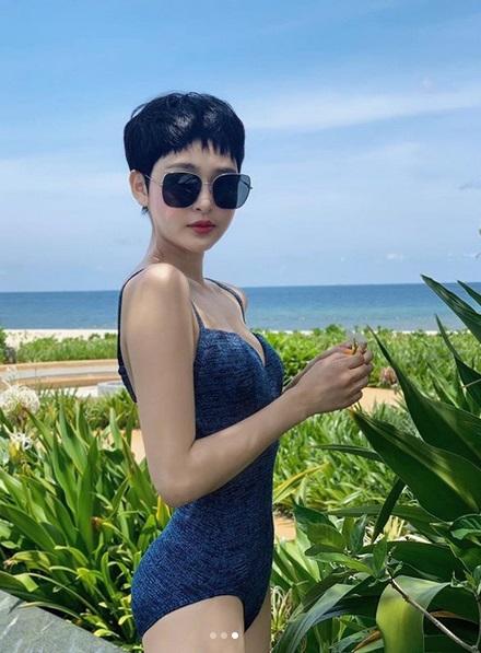 Chẳng cần bikini hiểm hóc, Hiền Hồ diện áo tắm liền mảnh vẫn thừa sức cân đẹp cả dàn mỹ nhân-2