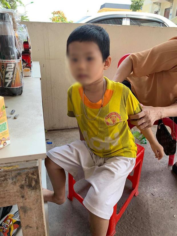 Vụ bé trai bị bố bỏ rơi kèm lời nhắn tôi không đẻ, tôi không nuôi: Cháu bé rất ngoan, không khóc cũng không đòi về ở với bố hay mẹ-1