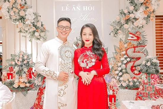 Ca sĩ Đông Hùng tổ chức ăn hỏi, lần đầu hé lộ hôn thê xinh như mộng
