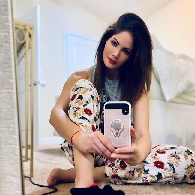 Khoảnh khắc "tự sướng" khoe phong cách thời trang trẻ trung, năng động của Á hậu 1 Hoa hậu Hoàn vũ 2005 - Cynthia Olavarría (Puerto Rico).