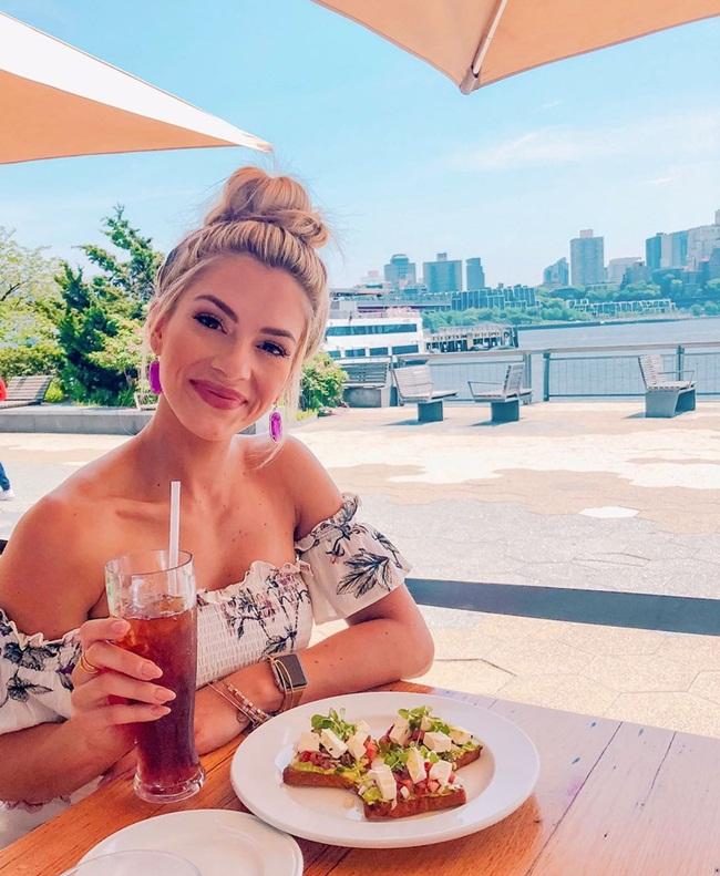 Hội ngộ H'Hen Niê trong bản tin hôm nay là người chị em thân thiết Sarah Rose Summers - top 20 Hoa hậu Hoàn vũ 2018. Cô gái này được nhiều khán giả Việt Nam yêu thích và đặt cho cái tên Việt hóa rất hay ho - "Sarah Hồng Hạ". Nhan sắc của giai nhân nước Mỹ giữa đời thường khiến không ít khán giả phải trầm trồ, đúng như cái tên - rực rỡ như một bông hồng.