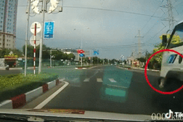 Clip: Pha bẻ lái 'vi diệu' của tài xế xe tải giúp 2 thanh niên đi xe máy vượt đèn đỏ thoát chết trong gang tấc