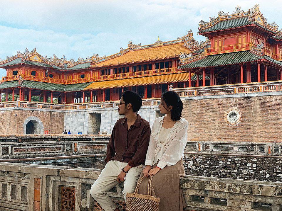Ảnh cặp đôi Huế đẹp tuyệt vời, hiếm ai không yêu thích điều này. Cùng tận hưởng màu sắc của miền Trung với những khoảnh khắc tình yêu ngọt ngào của các cặp đôi Huế trong những bức ảnh này.