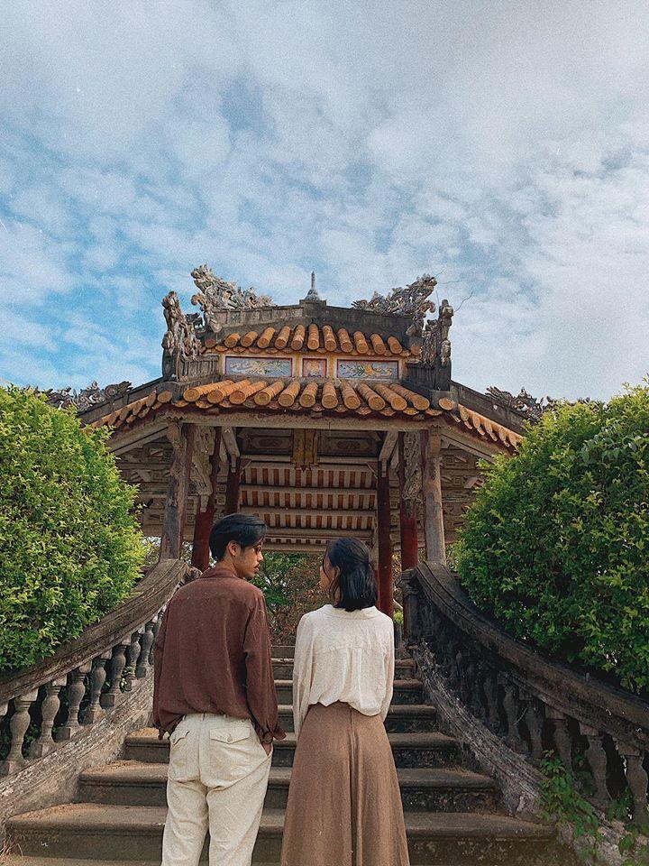 Xứ Huế - một nơi ẩn chứa những điều kỳ diệu về di sản văn hoá và lịch sử Việt Nam. Hãy cùng ngắm nhìn những căn nhà cổ độc đáo, những con phố nhộn nhịp, và những món ăn đặc trưng của vùng đất này.