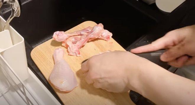 Sau món ức gà hạnh phúc, Trấn Thành lỡ tay làm gà cháy khét nhưng vẫn bao biện-2