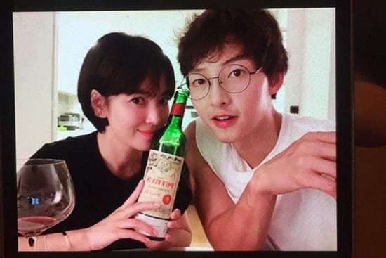 Hé lộ khoảnh khắc siêu hiếm của Song Song thuở mặn nồng, hot nhất ảnh nghi mang thai trong máy bố chồng