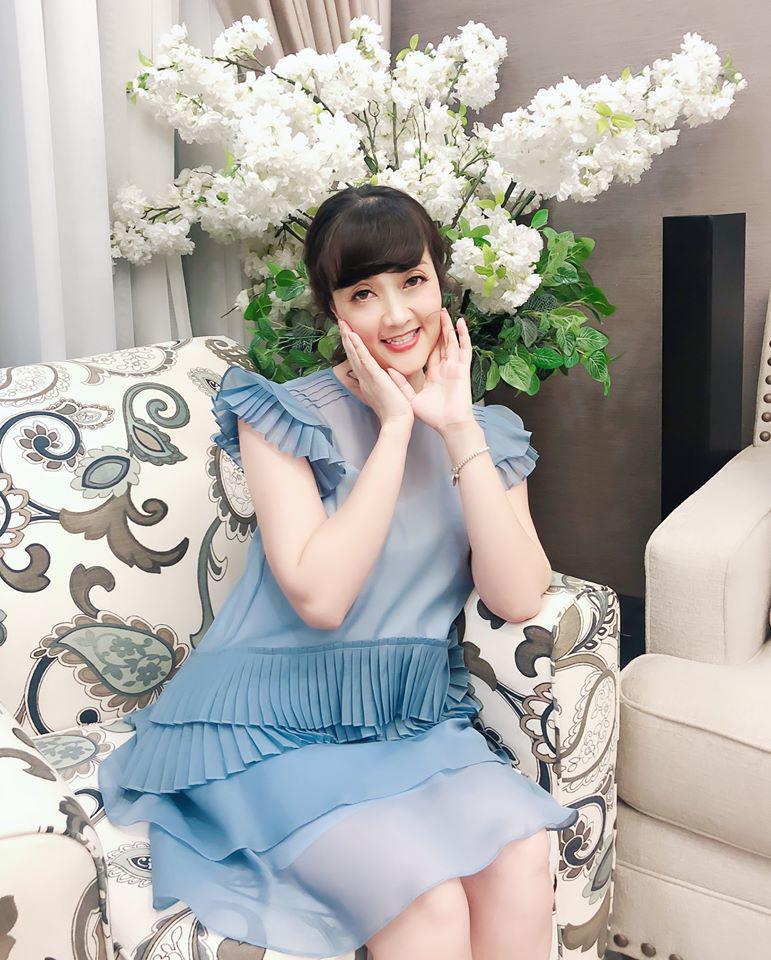 Dáng nuột nà đã đành, Táo bà Vân Dung tuổi 45 còn mê diện đầm hoa trẻ trung mà chẳng sến-2