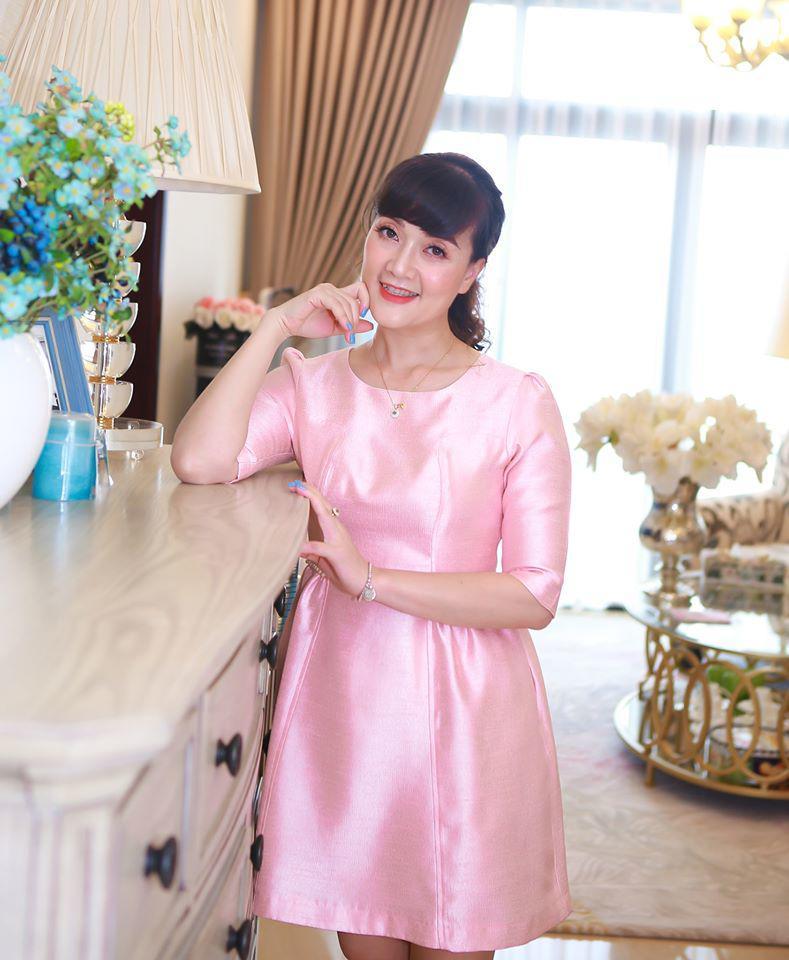 Dáng nuột nà đã đành, Táo bà Vân Dung tuổi 45 còn mê diện đầm hoa trẻ trung mà chẳng sến-3