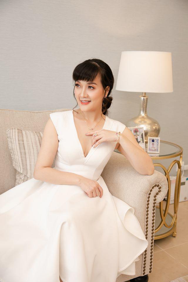 Dáng nuột nà đã đành, Táo bà Vân Dung tuổi 45 còn mê diện đầm hoa trẻ trung mà chẳng sến-4