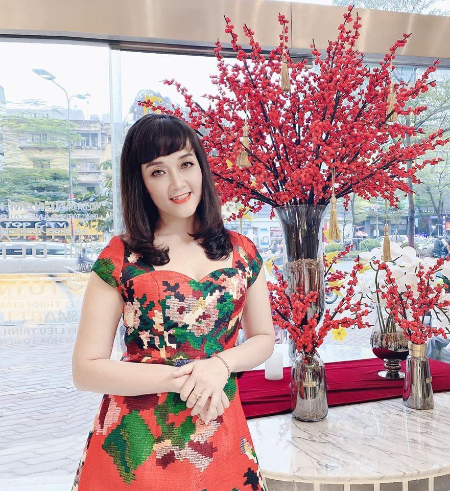 Dáng nuột nà đã đành, Táo bà Vân Dung tuổi 45 còn mê diện đầm hoa trẻ trung mà chẳng sến-10