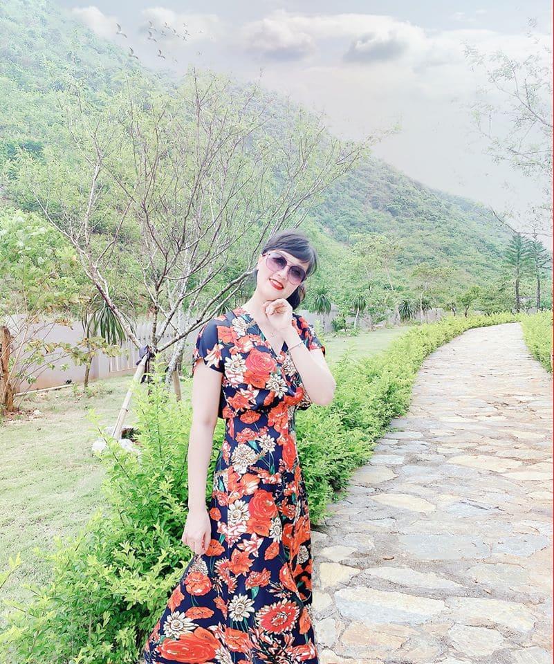Dáng nuột nà đã đành, Táo bà Vân Dung tuổi 45 còn mê diện đầm hoa trẻ trung mà chẳng sến-6