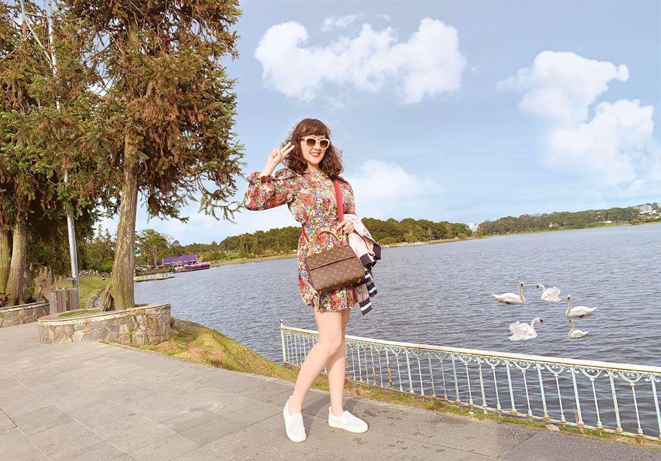 Dáng nuột nà đã đành, Táo bà Vân Dung tuổi 45 còn mê diện đầm hoa trẻ trung mà chẳng sến-8