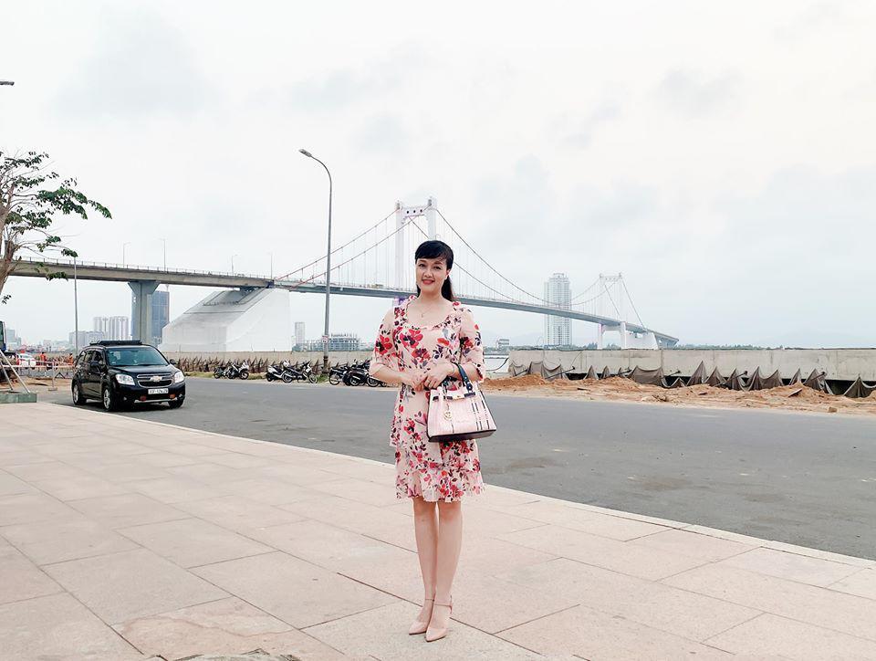 Dáng nuột nà đã đành, Táo bà Vân Dung tuổi 45 còn mê diện đầm hoa trẻ trung mà chẳng sến-9