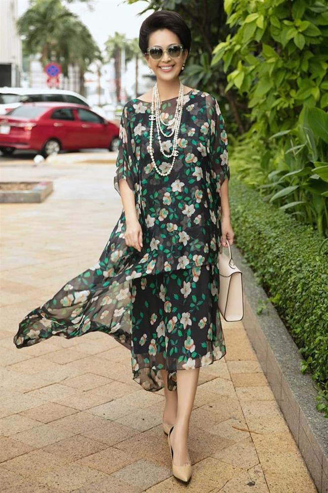 Dáng nuột nà đã đành, Táo bà Vân Dung tuổi 45 còn mê diện đầm hoa trẻ trung mà chẳng sến-12