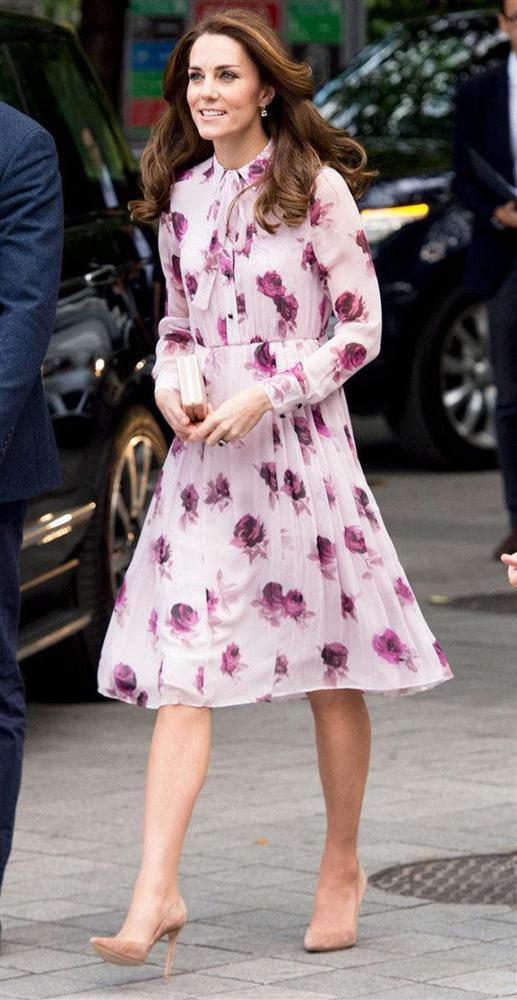 Dáng nuột nà đã đành, Táo bà Vân Dung tuổi 45 còn mê diện đầm hoa trẻ trung mà chẳng sến-14