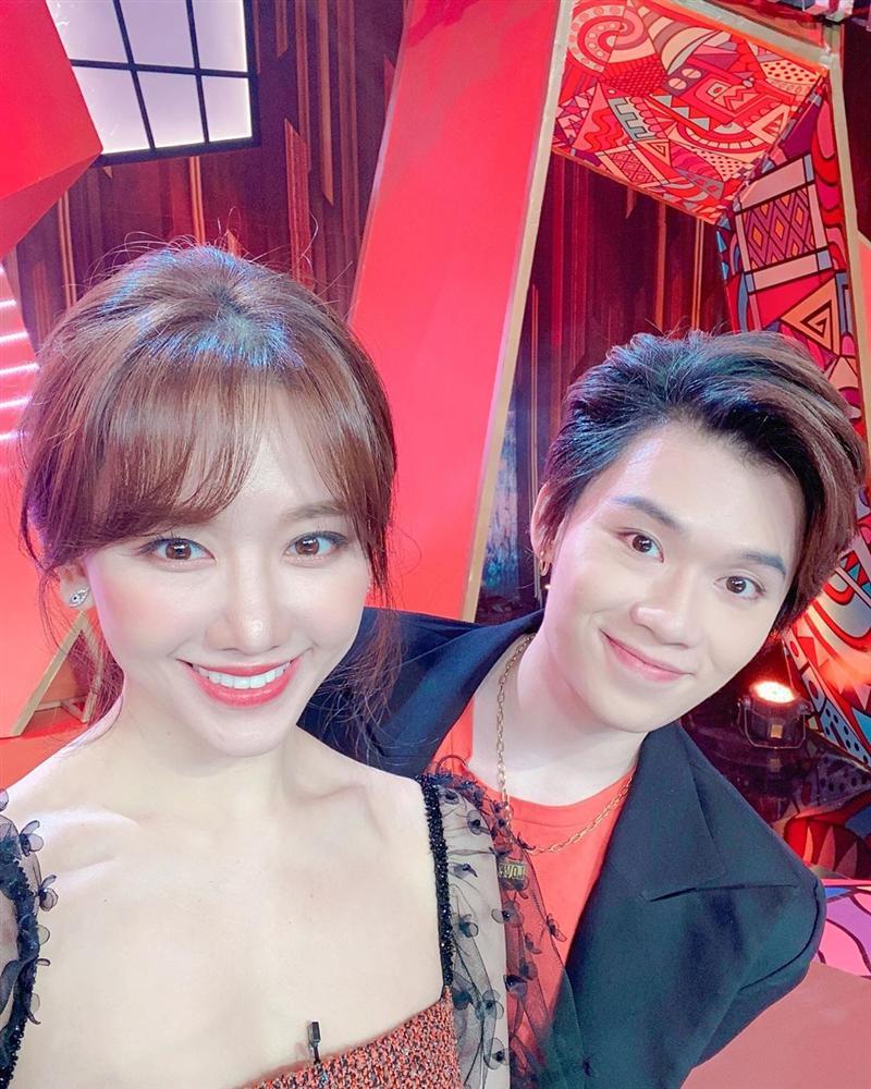 Chụp hình cùng sao nam kém tuổi, nhan sắc U40 của Hari Won gây ngỡ ngàng-1