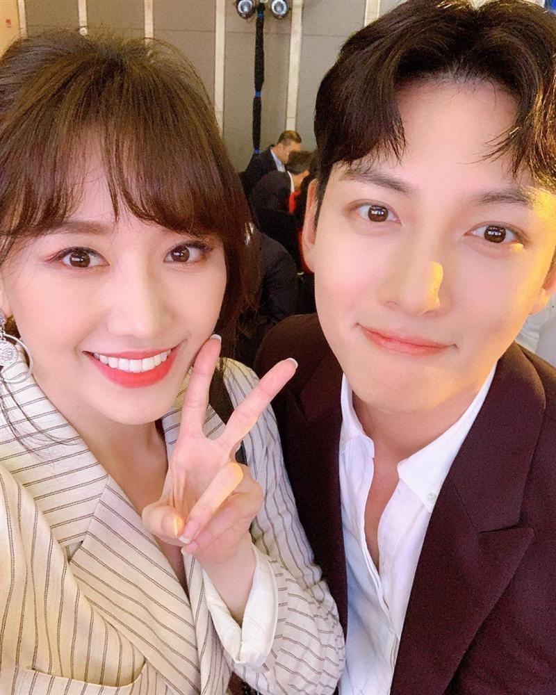 Chụp hình cùng sao nam kém tuổi, nhan sắc U40 của Hari Won gây ngỡ ngàng-11