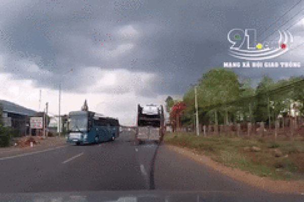 Clip: Xe đầu kéo cố tránh vụ tai nạn giữa đường, phút cuối khiến người xem thất kinh