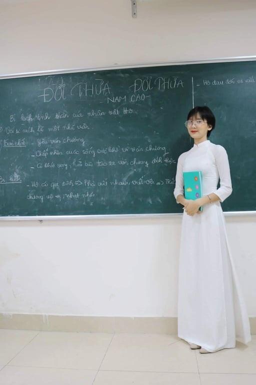 Nữ sinh sư phạm bị hiểu lầm mang giày thể thao khi đi thực tập-2