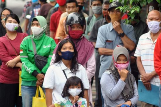 Mở quan tài tắm rửa người chết vì COVID-19, 15 người nhiễm