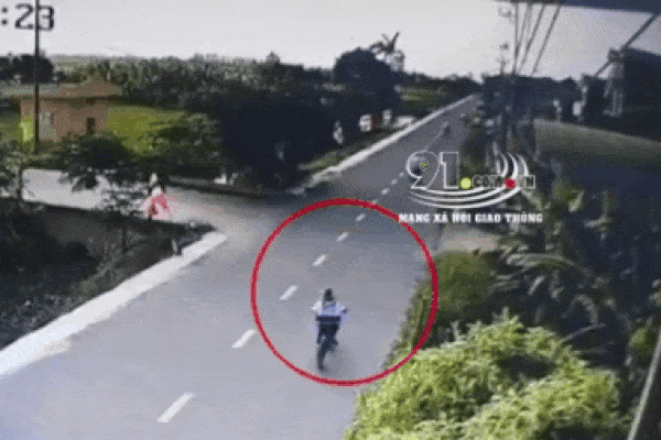 Clip: Kinh hoàng khoảnh khắc xe bán tải lao như tên bắn, tông học sinh bay thẳng xuống mương