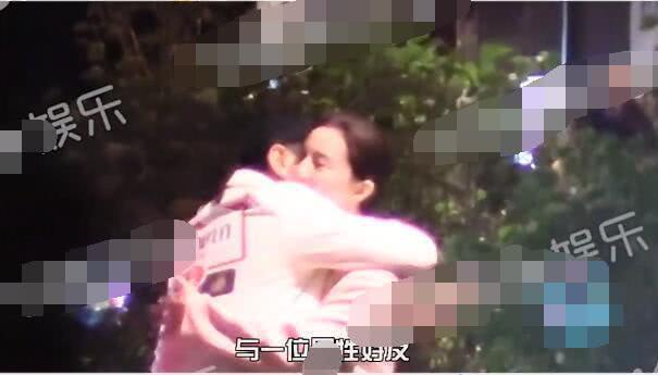 Phạm Băng Băng ôm người đàn ông lạ trên phố-1