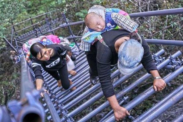 Thót tim trước cảnh học sinh đi học, phụ nữ đi đẻ trèo vách đá cao 800 m-1