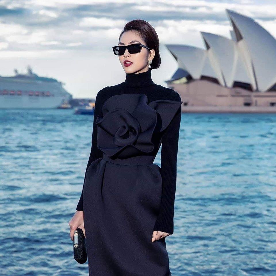 Diện cùng 1 chiếc đầm, Hà Tăng mix áo kín mít sang chảnh ăn đứt Lệ Quyên-4