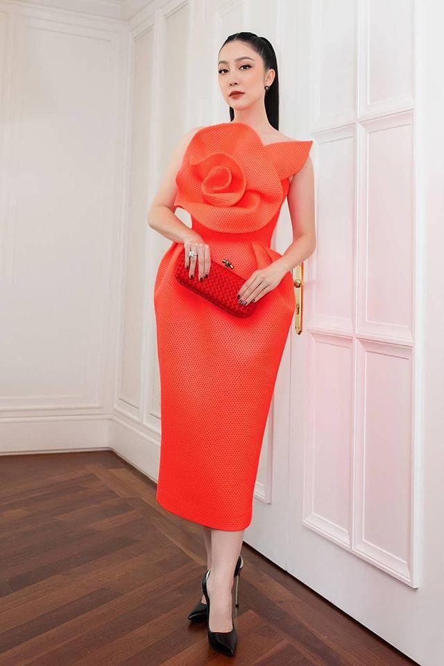 Diện cùng 1 chiếc đầm, Hà Tăng mix áo kín mít sang chảnh ăn đứt Lệ Quyên-7