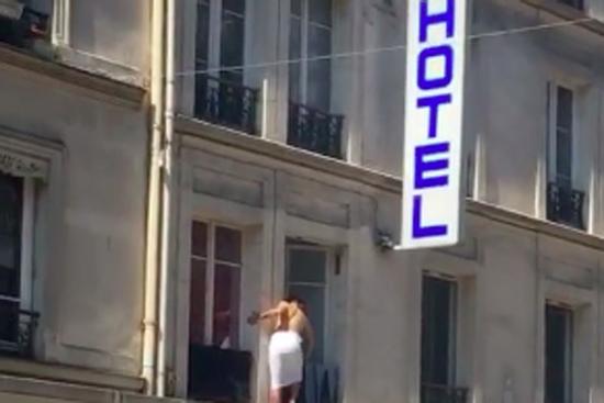 Quấn đúng 1 chiếc khăn tắm leo ra lan can nhà nghỉ 'tẩu thoát', người đàn ông bị dân mạn 'tóm gọn'