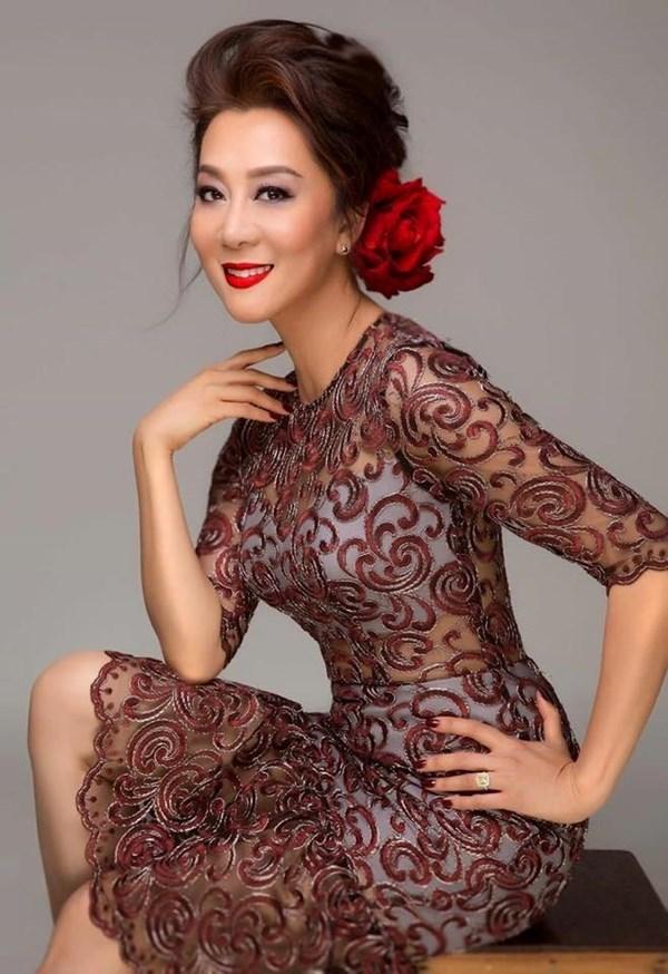 MC Nguyễn Cao Kỳ Duyên bị ném trứng và kỳ thị trên đất Mỹ-3