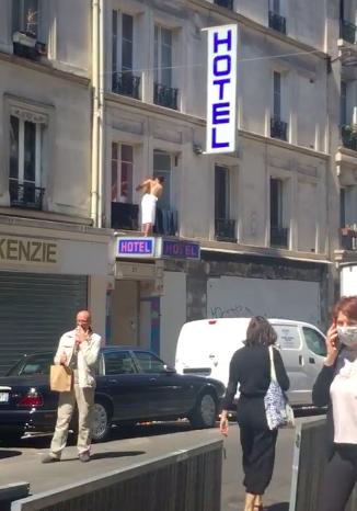 Quấn đúng 1 chiếc khăn tắm leo ra lan can nhà nghỉ tẩu thoát, người đàn ông bị dân mạn tóm gọn-1