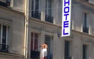 Quấn đúng 1 chiếc khăn tắm leo ra lan can nhà nghỉ tẩu thoát, người đàn ông bị dân mạn tóm gọn-3