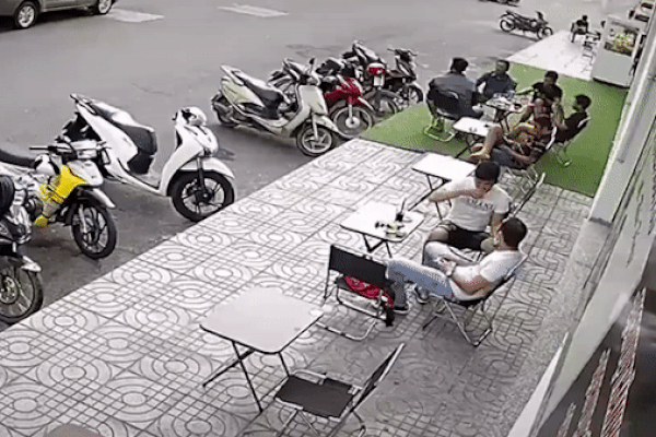 Clip: Nhóm thanh niên đang ngồi uống cà phê, cả một tấm kính đổ ụp xuống đầu