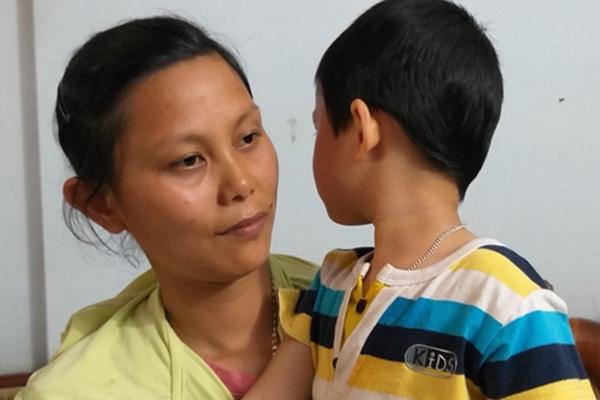 Vụ cháu bé bị bố bỏ rơi tại tòa án ở Bắc Giang: Bé đã được về với mẹ-1